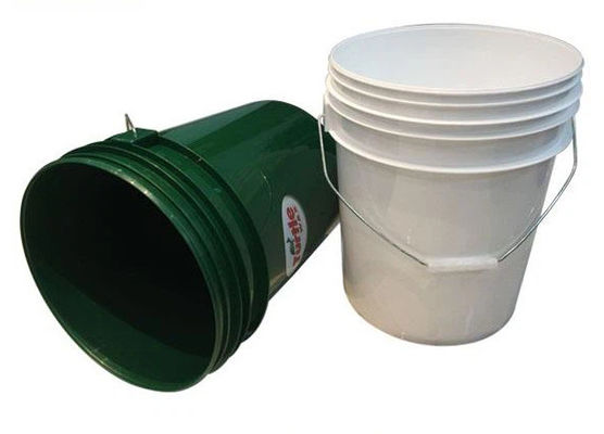塗料 の 貯蔵 に 用い られる 金属 の 手柄 を 備えた 20 リッター 5 ガロン の プラスチック の 桶 容器