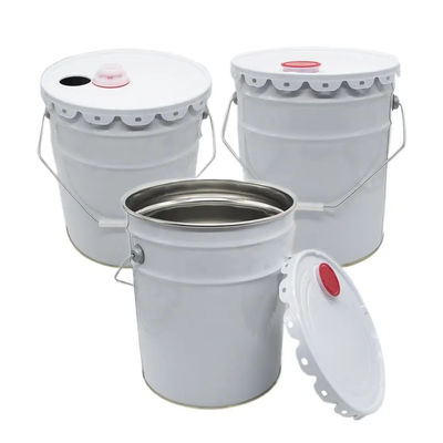 5 ガロンの白い金属塗料バケツと赤いプラスチックスプートカバー